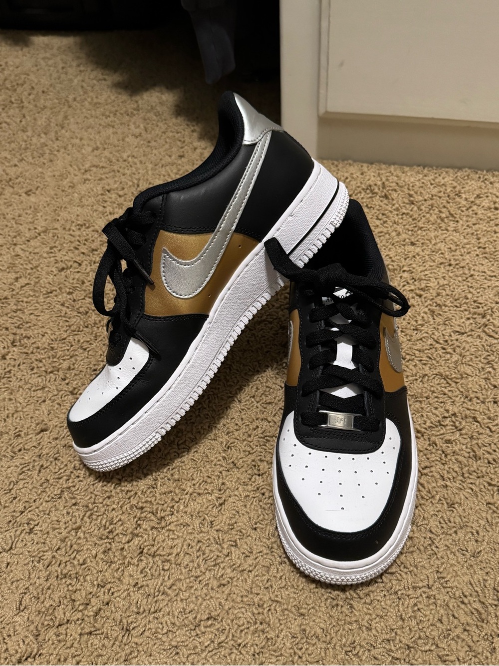 Nike Low-Top Sneakers — Black/White/Gold/Silver